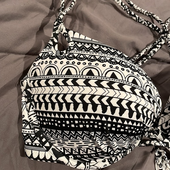 Victoria’s Secret bikini swim top. 34D - Picture 2 of 7